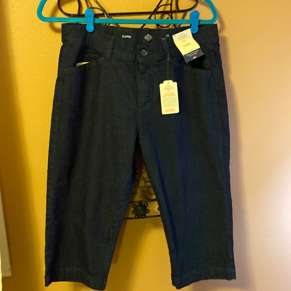 NWT St. John’s Bay blue denim secretly slender mid rise capri